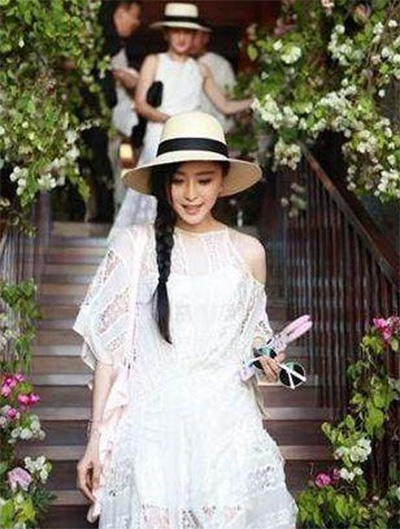 看看女星們花式戴草帽的帽子戲法！