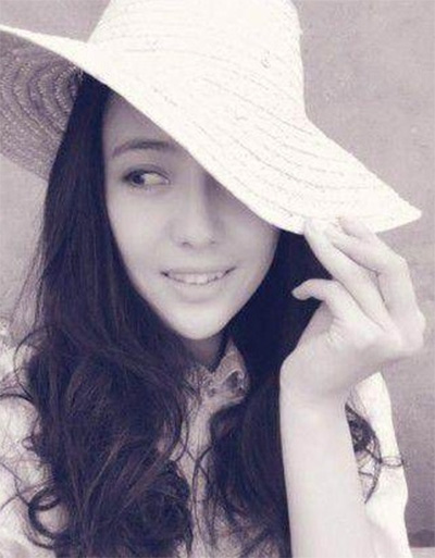 看看女星們花式戴草帽的帽子戲法！
